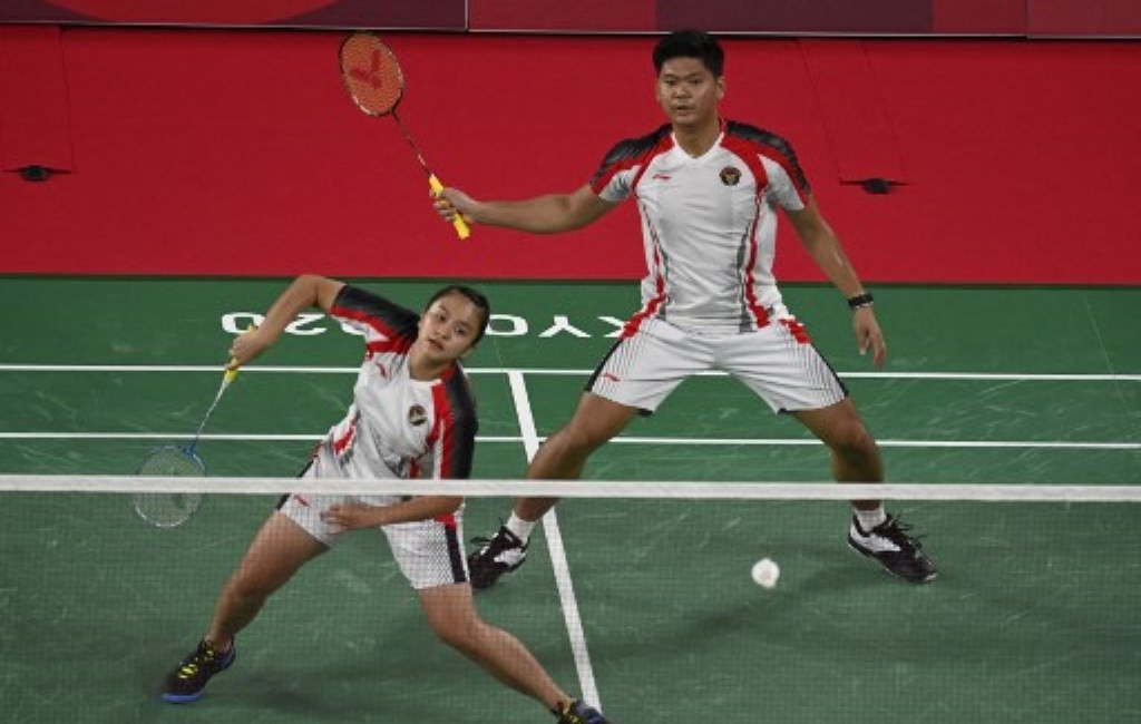Momen saat Melati Daeva Oktavianti (kiri) mengembalikan pukulan wakil Tiongkok Zheng Si Wei/Huang Ya Qiong (Foto: AFP/Alexander Nemenov)