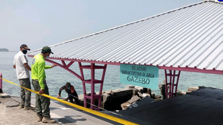 Roboh, Gazebo Jembatan Cinta Pulau Tidung Dipasang Garis Polisi