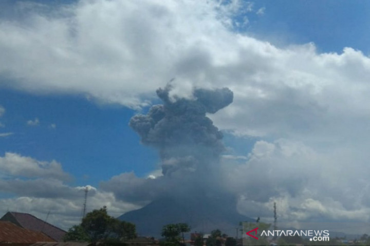 Gunung Sinabung Erupsi, Luncurkan Abu Vulkanik Setinggi 4.500 Meter