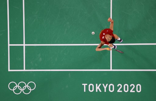 Pebulu tangkis tunggal putra unggulan pertama dunia, Kento Momota, tersingkir dari Olimpiade Tokyo (LINTAO ZHANG / POOL / AFP)