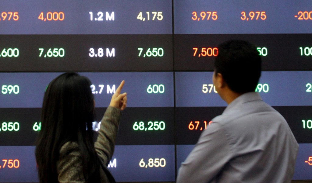 Ilustrasi investor tengah mengamati pergerakan IHSG  - - Foto: dok MI