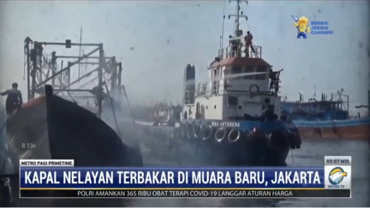 Kapal Nelayan Terbakar di Dermaga Muara Baru Jakut pada Rabu Sore