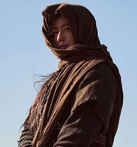 Jun Ji-hyun mengenakan kostum Baekjeong saat memerankan karakter Ashin. (Foto: Dok. Instagram/@netflixkr)