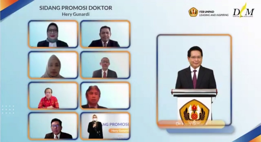 Direktur Utama PT Bank Syariah Indonesia Tbk Hery Gunardi saat melakukan disertasi untuk meraih gelar doktor. Foto: dok BSI.