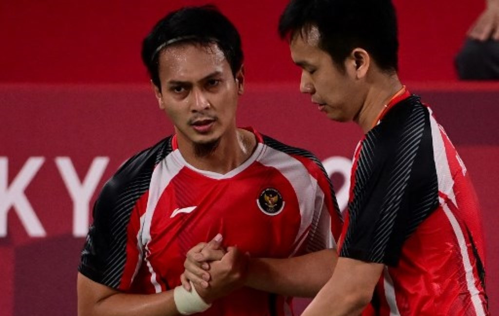 Mohammad Ahsan (kiri) dan Hendra Setiawan (kanan) sukses lolos ke semifinal Olimpiade 2020 (Foto: AFP/Pedro Pardo)