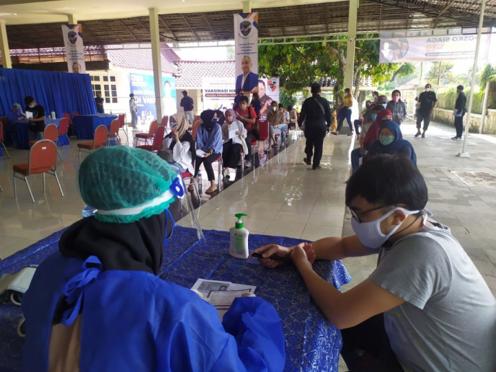 Warga Antusias Jalani Vaksinasi di NasDem Peduli