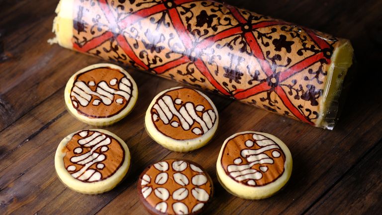 Ini cara membuat bolu gulung batik yang perlu kamu ketahui. (Foto: Dok. Endeus TV)