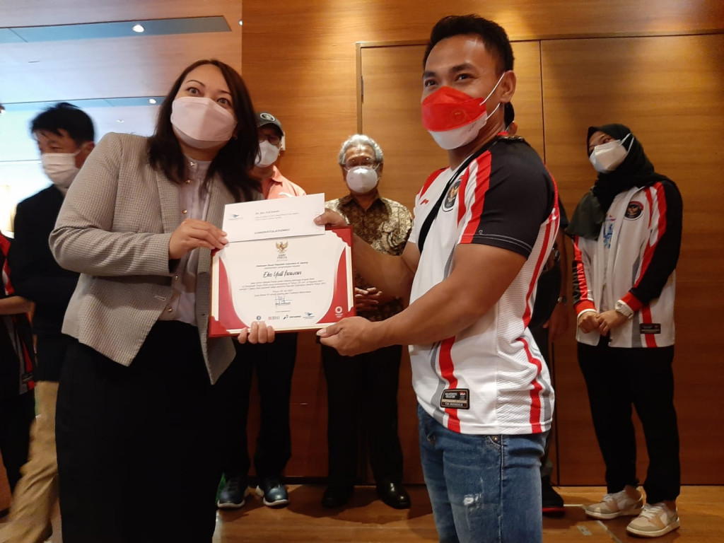 Lifter eko Yuli Irawan (kanan) saat pelepasan di Tokyo sebelum pulang ke Indonesia, Kamis (29/7) malam. (Dok. NOC Indonesia)