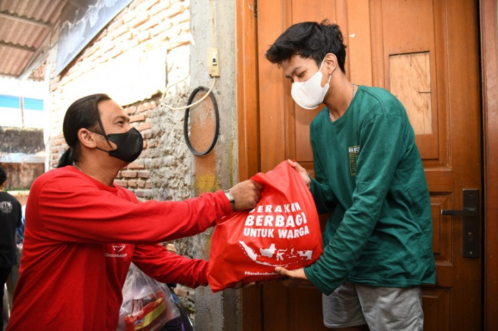 Terdampak PPKM, Warga Cawang Bersyukur Dapat Bantuan Sembako