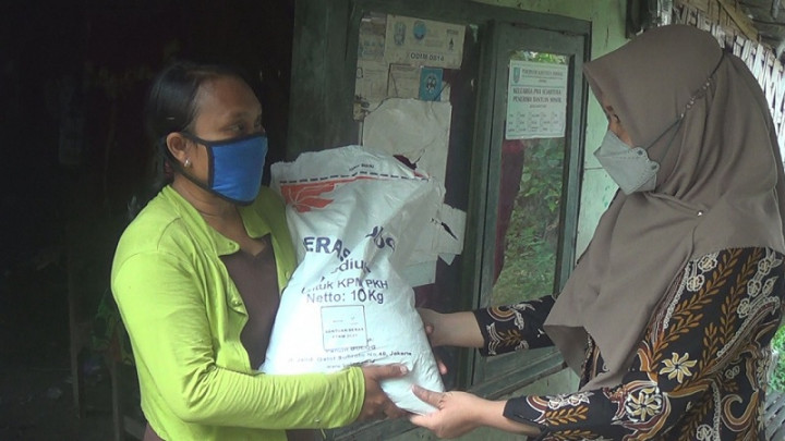 <i>Door To Door</i>, Bulog Surabaya Selatan Sebar 2.139 Ton Beras PPKM
