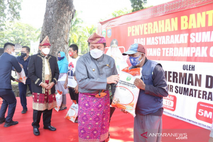 Pemkab OKU Beri Bantuan Sembako pada Warga Terdampak Covid-19