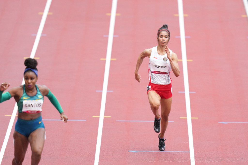 Alvin Tehupeiory (kanan) yang turun di cabang olahraga atletik nomor lari 100 meter putri Olimpiade 2020 Tokyo (Dok. NOC Indonesia)
