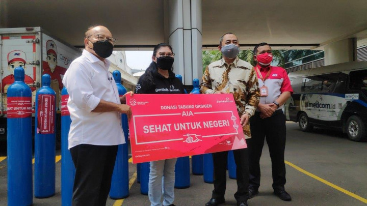 AIA Sehat untuk Negeri Salurkan Tabung Oksigen kepada 16 RS