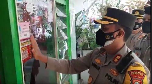 Permudah Komunikasi dengan Warga, Rumah di Pasuruan Dipasangi Stiker Kontak Nakes