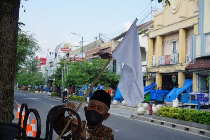 PKL Malioboro Kibarkan Bendera Putih