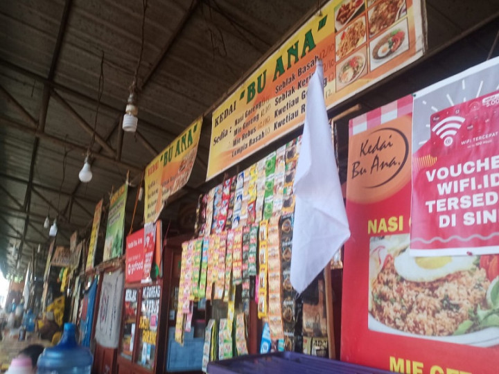 Kini, PKL di Cirebon Turut Kibarkan Bendera Putih