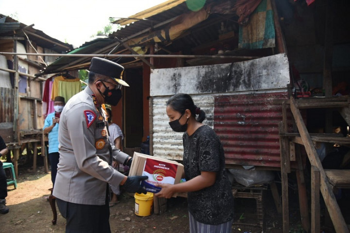 Polri dan Mahasiswa Salurkan Bansos ke Buruh Cuci Terdampak PPKM