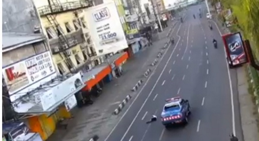 Tangkapan layar video mobil rescue tabrak pesepeda. Istimewa