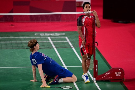 Suasana laga Anthony Sinisuka Ginting vs Anders Antonsen. (Pedro PARDO / AFP)
