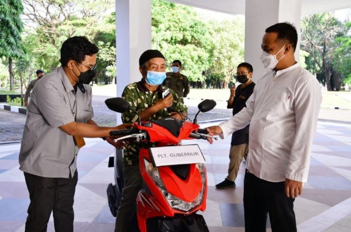 Berbincang dengan Menkes, Kakek Ini Beberkan Alasan Bersepeda Jauh-jauh untuk Divaksin