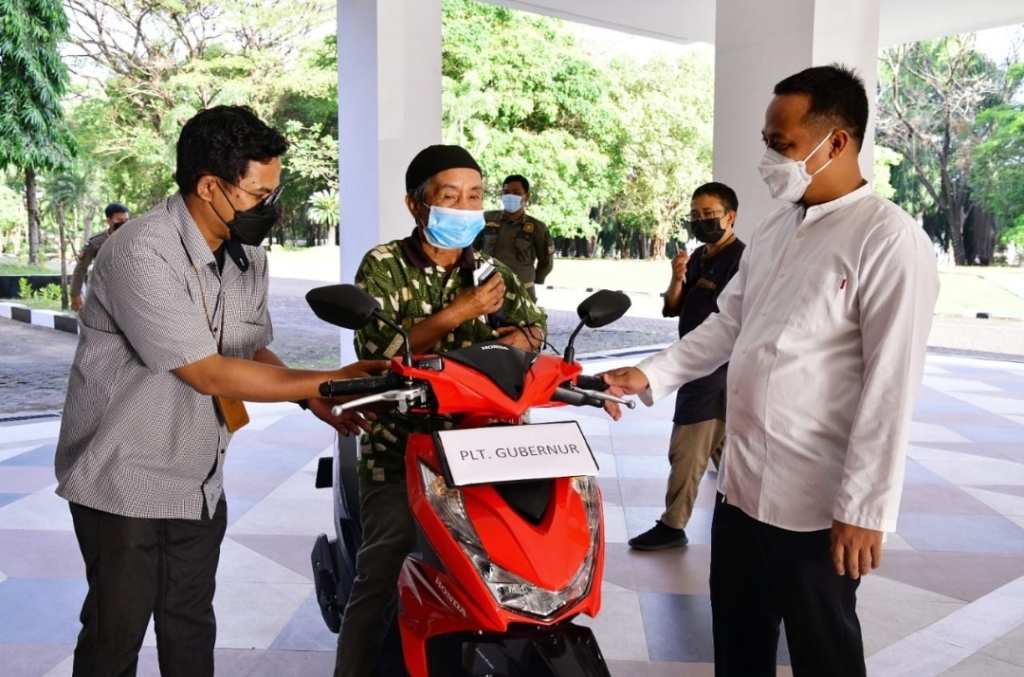 Safaruddin, kakek berusia 64 tahun itu kini memiliki motor hasil pemberian dari PLT Gubenur Sulsel (Foto: Dok Kemenkes)