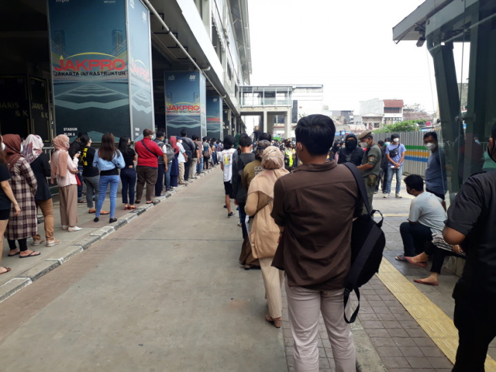 Warga Antusias Antre Vaksinasi di Stasiun MRT Blok A