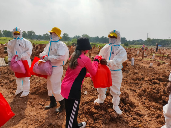 Penggali Makam Covid-19 Dapat Paket Sembako dan APD