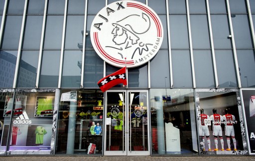 Logo Ajax di Amsterdam Arena. (Koen van Weel / ANP / AFP)