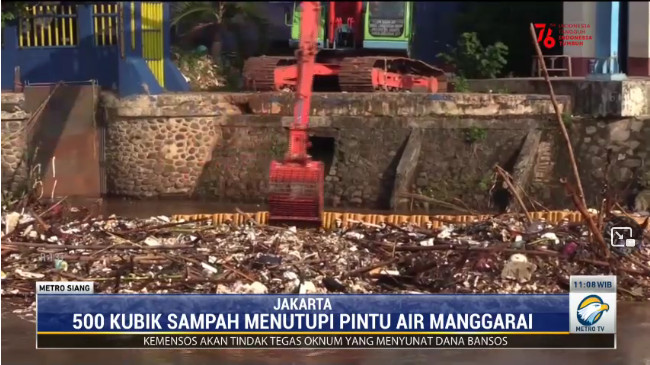 500 Meter Kubik Sampah Tutup Pintu Air Manggarai