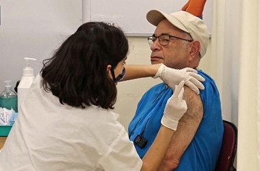 Israel Mulai Berikan Vaksin Dosis Ketiga kepada Lansia