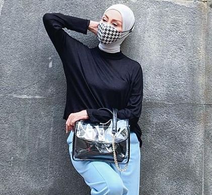 Tas etnic Isutawijaya ini memang cocok digunakan oleh Okky dengan gaya busana apapun. (Foto: Dok. Instagram/@okkyasokawatireal)