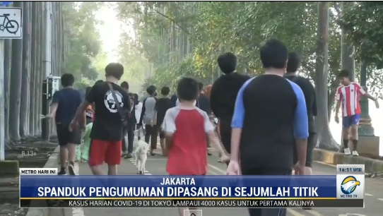 Warga Nekat Berolahraga di Kawasan Kanal Banjir Timur Meski Ditutup