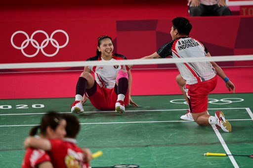 Selebrasi kemenangan Greysia Polii/Apriyani Rahayu. (Pedro PARDO / AFP)