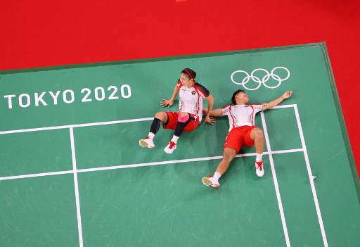 Selebrasi kemenangan Greysia Polii/Apriyani Rahayu. (LINTAO ZHANG / POOL / AFP)