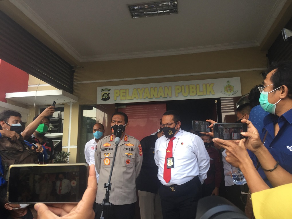 Kabid Humas Polda Sumsel Kombes Pol Supriadi mengelar press release terkait bantuan Rp2 triliun di Mapolda Sumsel. Foto: Medcom.id/Gonti Hadi Wibowo