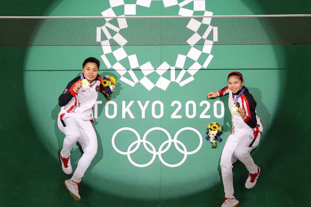 Greysia Polii dan Apriyani Rahayu usai mendapatkan mendali emas. AFP PHOTO/Lintao Zhang