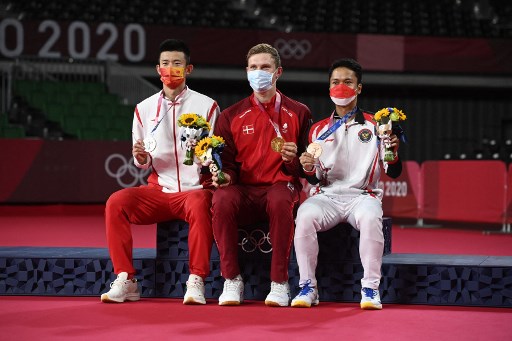 Chen Long, Viktor Axelsen, dan Anthony Sinisuka Ginting (kiri-kanan). (Alexander NEMENOV / AFP)