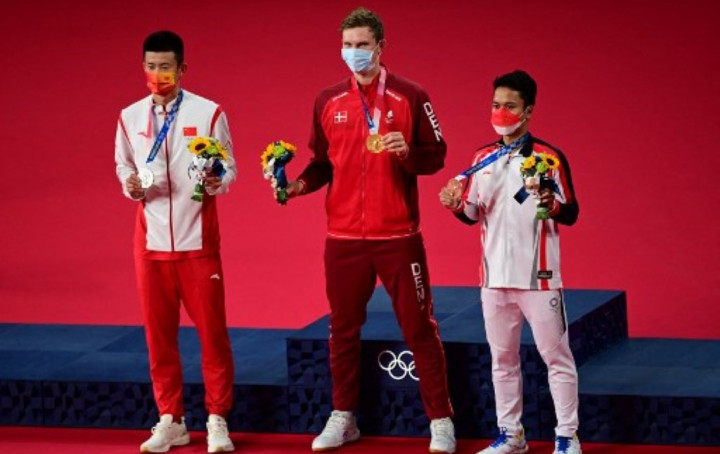 Raih Medali Emas, Axelsen Tunjukkan Sikap Berkelas kepada Chen Long dan Ginting