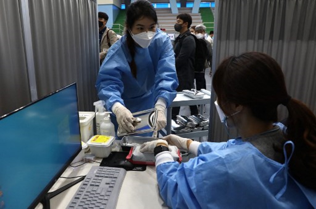 Tenaga kesehatan beraktivitas di salah satu pusat vaksinasi Covid-19 di Seoul, Korsel, 1 April 2021. (Chung Sung-Jun / POOL / AFP)