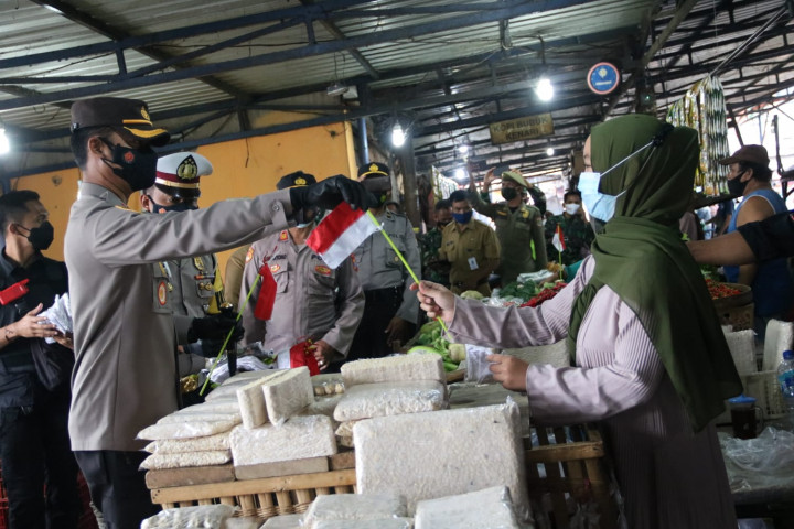 Jelang HUT RI, Polres Malang Bagikan Bendera ke Pedagang Pasar Lawang
