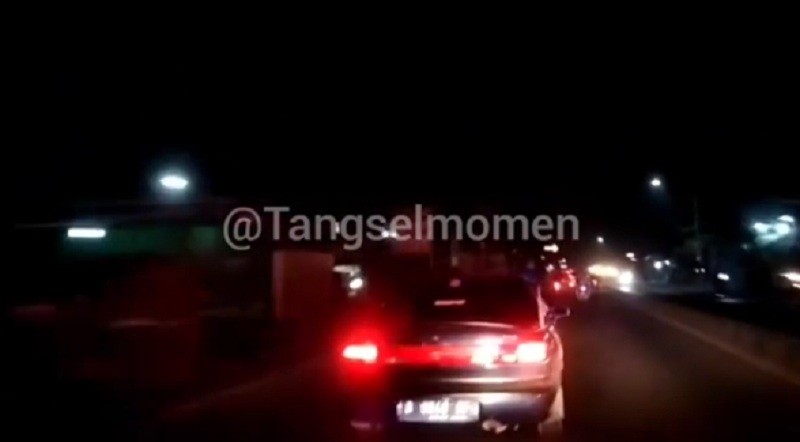 Pengemudi mobil diduga menghalangi ambulans di Tangsel. (Tangkapan layar Instagram tangselmomen)