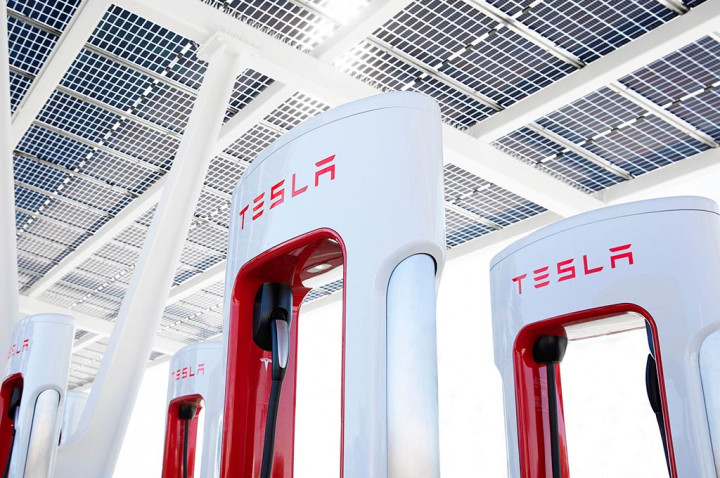 Tesla Izinkan Mobil Listrik Merek Lain Gunakan Supercharger
