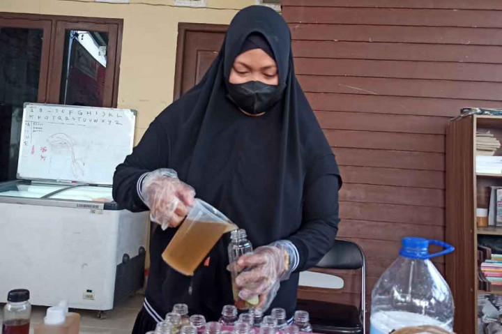 Perempuan Ini Sediakan Minuman Herbal Gratis untuk yang Isoman