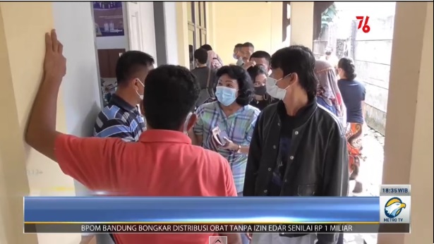 Warga Berkerumun Antre Sertifikat Vaksinasi Covid-19