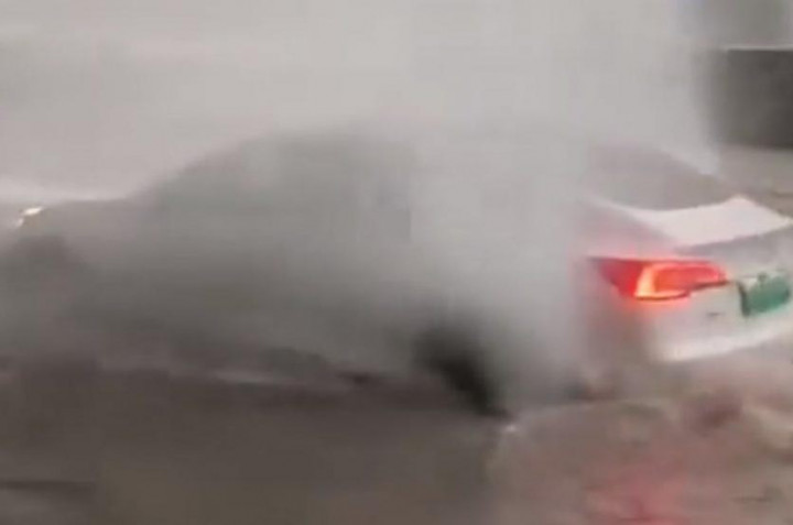 Mobil Listrik Nekat Terobos Banjir, Begini Nasibnya