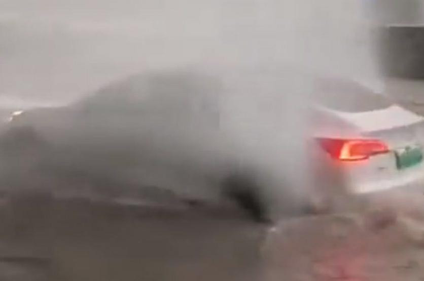 Tesla Model 3 menerobos banjir di Tiongkok. Twitter/ray4tesla