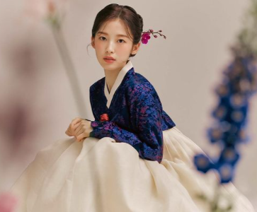 Begini Cantiknya Arin 'Oh My Girl' Remake Foto Legendaris Hanbok Bae Suzy