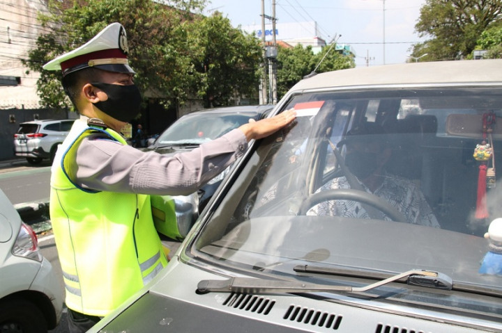 Gelorakan Kemerdekaan, Polresta Malang Bagikan Masker dan Bendera