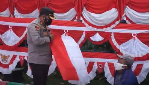 Pedagang Bendera Merah Putih di Mojokerto Mengeluh Sepi Pembeli