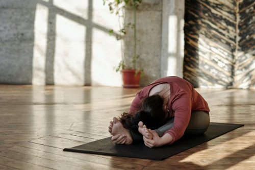 Ini alasan yoga menjadi olahraga yang baik untuk penderita radang sendi. (Foto: Ilustrasi/Pexels.com)
